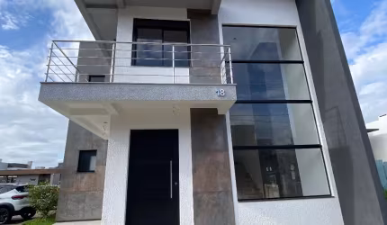 Casa em condomínio fechado com suíte, churrasqueira e lareira