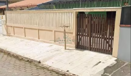 Ótima casa, muito bem localizada, Averbada!