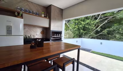Sobrado em Indaiatuba, Condomínio Jardins di Roma com 3 suítes - 190m²