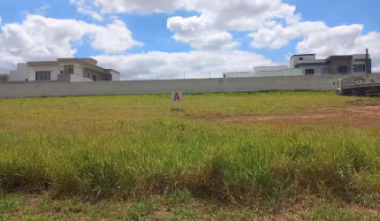 MARAVILHOSO TERRENO À VENDA COM ÓTIMA TOPOGRAFIA COM   500M2 NA PARTE EXTERNA E COMERCIAL DO CONDOM
