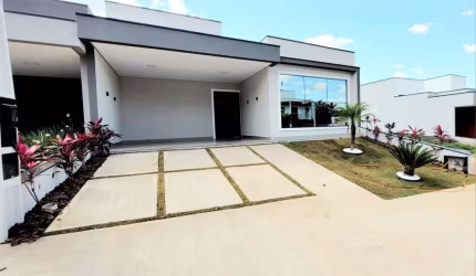 LINDA Casa à venda, em condomínio  , com três suítes, com piscina, nova acabamento impecavel,  Jard