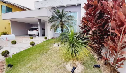 Casa À VENDA aconchegante com 3 dormitórios para venda, localizada em condomínio de alto padrão, a