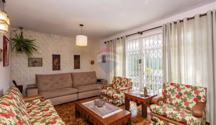 Casa a venda com 300m² de área construída, sendo 360m² de terreno no bairro Parolin - Curitiba-PR por R$ 990.000,00