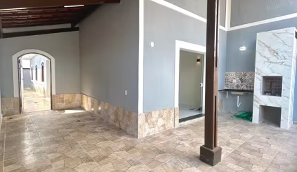 Casa em Mongaguá, no litoral sul de São Paulo, localizado á 50 metros da praia