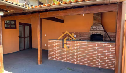Ótima Casa, composta de 3 quartos, sendo 2 suítes, 3 banheiros, sala,  cozinha, área de serviço coberta com churrasqueira e chuveirão, vaga de garagem
