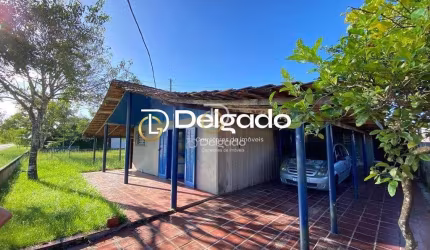 Casa de esquina com amplo terreno