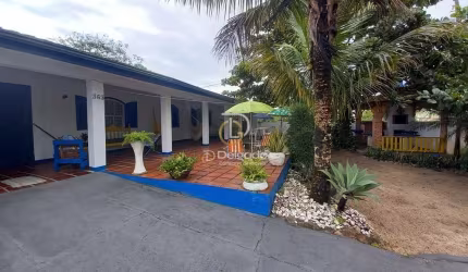 Casa com amplo terreno e próximo da praia