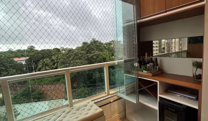 Apartamento totalmente mobiliado, com 2 quartos (sendo 1 suíte), bem ventilado.