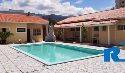 Casa na praia Martim de Sá com 02 terrenos em Caraguatatuba