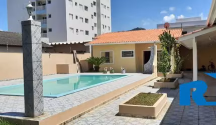 Casa na praia Martim de Sá com 02 terrenos em Caraguatatuba