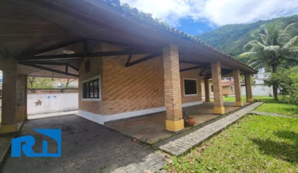 CASA DE ESQUINA A VENDA NO BAIRRO SUMARÉ EM CARAGUATATUBA