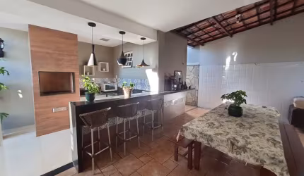 Casa térrea bem localizada, em região nobre!