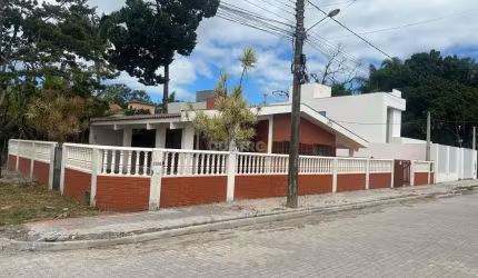 Casa 03 Dormitórios em Mariscal