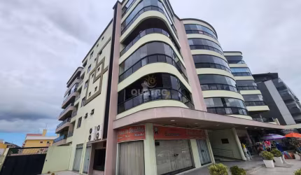 AMPLO APARTAMENTO EM BOMBINHAS DE FRENTE PARA AVENIDA