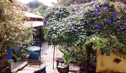 Duas casas, mesmo quintal. Quintal espetacular em terreno de 725 m².
