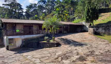 Vende-se uma chácara com 5.700 M² em Paraty RJ.