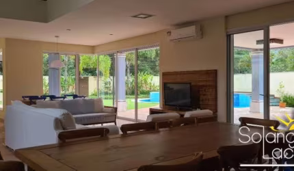 Bela Casa - 5 Suítes - 781 m² Terreno - Condomínio a Poucos Metros da Praia