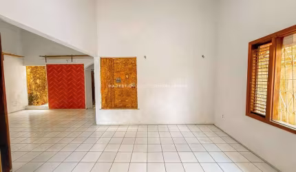 Alugo uma casa na Forquilha com 3 quartos, sendo 1 suíte, casa espaçosa.