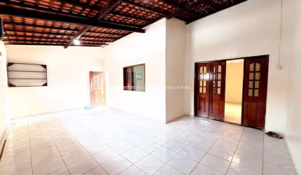 Alugo casa de 3 quartos com quintal no Cohatrac