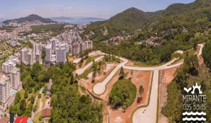 Terreno a venda no bairro Itacorubi com localização privilegiada