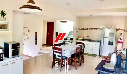 Casa a venda na trindade com 4 quartos, sendo 1 suíte, 3 banheiros e 2 vagas de garagem na Trindade