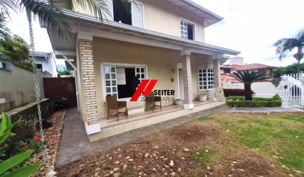Casa mobiliada à venda em condomínio fechado no Bairro Monte Verde em Florianópolis com 4 quartos sendo 3 suítes