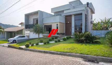 Casa à Venda de Alto Padrão na praia Cachoeira do Bom Jesus em Florianópolis