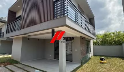 Casa à venda em Florianópolis-SC, bairro Campeche: 3 quartos, 2 suítes, 3 salas, 3 banheiros, 1 vaga de garagem, 182m² de área.
