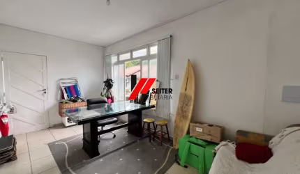 Casa à venda em Florianópolis-SC, na Agronômica, 2 quartos, 2 salas, 1 banheiro e garagem!