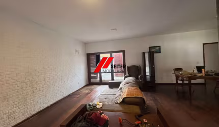 Casa espaçosa e confortável à venda em Florianópolis-SC, Itacorubi: 4 quartos, 1 suíte, 3 salas, 4 banheiros, 2 vagas, 220m². Aproveite!