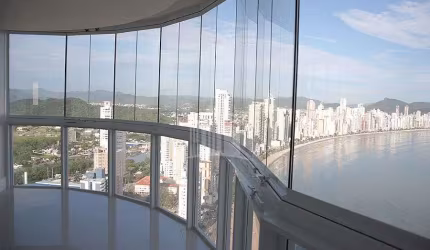 Cobertura duplex com piscina de frente para o mar no Ibiza Towers em Balneário Camboriú