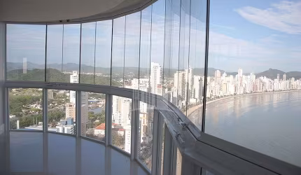 Cobertura duplex com piscina de frente para o mar no Ibiza Towers em Balneário Camboriú