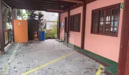 Excelente Casa para Locação Comercial Anual a 300 metros da Av Brasil no centro de Balneário Camboriú !