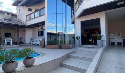 Excelente Casa com 05 Dormitórios no Bairro das Nações