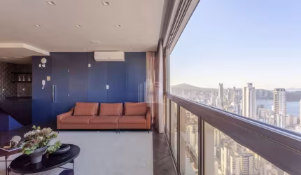 Apartamento novo! Com 4 dormitórios sendo 2 suítes e 3 vagas no Centro de Balneário Camboriú