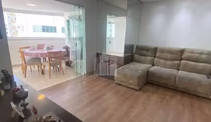 Apartamento com ampla sacada e churrasqueira a carvão