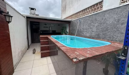 Sobrado com piscina no Centro de Camboriú
