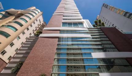 Apartamento quadra mar!! Com 3 suítes e 3 vagas na área nobre de Balneário Camboriú