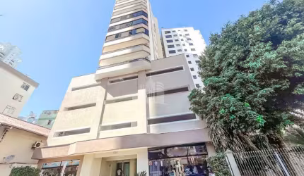 Apartamento com 3 dormitórios sendo 1 suíte e 2 vagas de garagem no Centro em Balneário Camboriú