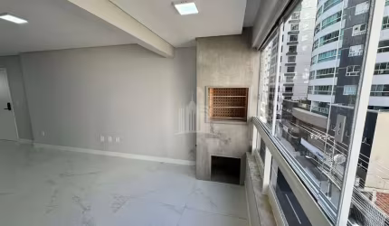 Excelente Apartamento reformado na Avenida Alvin Bauer pertinho da Av Brasil