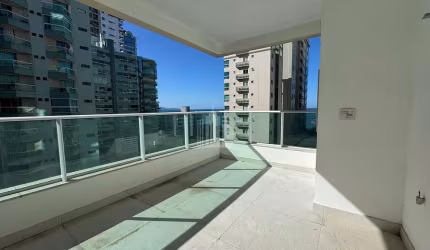 Apartamento quadra mar em Meia Praia, com 3 suítes e 3 vagas de garagem em Itapema