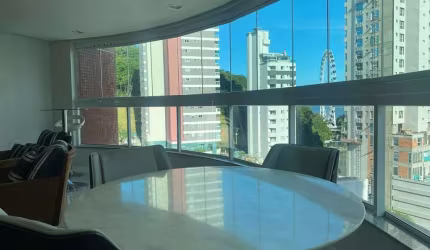 Apartamento mobiliado com 3 suítes e 2 vagas de garagem na Barra Norte