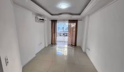 Apartamento com 3 quartos sendo 1 suíte e 2 vagas de garagem quadra mar Balneário Camboriú