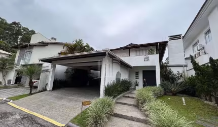 Casa Alto Padrão em Condomínio Fechado próximo a Praia Brava