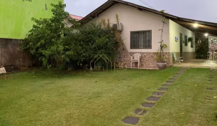 Casa 3 dormitórios e quintal arborizado