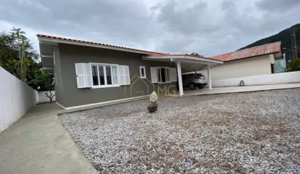 Casa com três dormitórios no São João do Rio Vermelho em Florianópolis