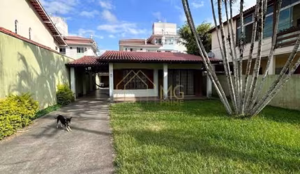 Casa de 2 dormitórios com suíte na Praia e Canasvieiras. O imóvel, com 100m de área construída, possui 2 quartos (sendo 1 siíte), banheiro social, sal