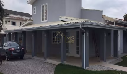 Casa com três suítes e piscina