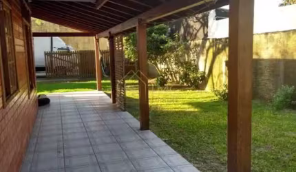 Casa de 2 dormitórios tipo sobrado com terreno amplo na Praia dos Ingleses.