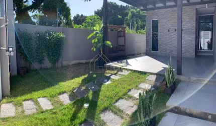 Casa  tipo duplex de 2 dormitórios com suíte e quintal na Praia dos Ingleses.